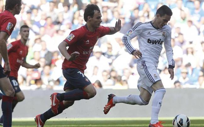 Unai García presiona a José Callejón. Unai García presiona a José Callejón.