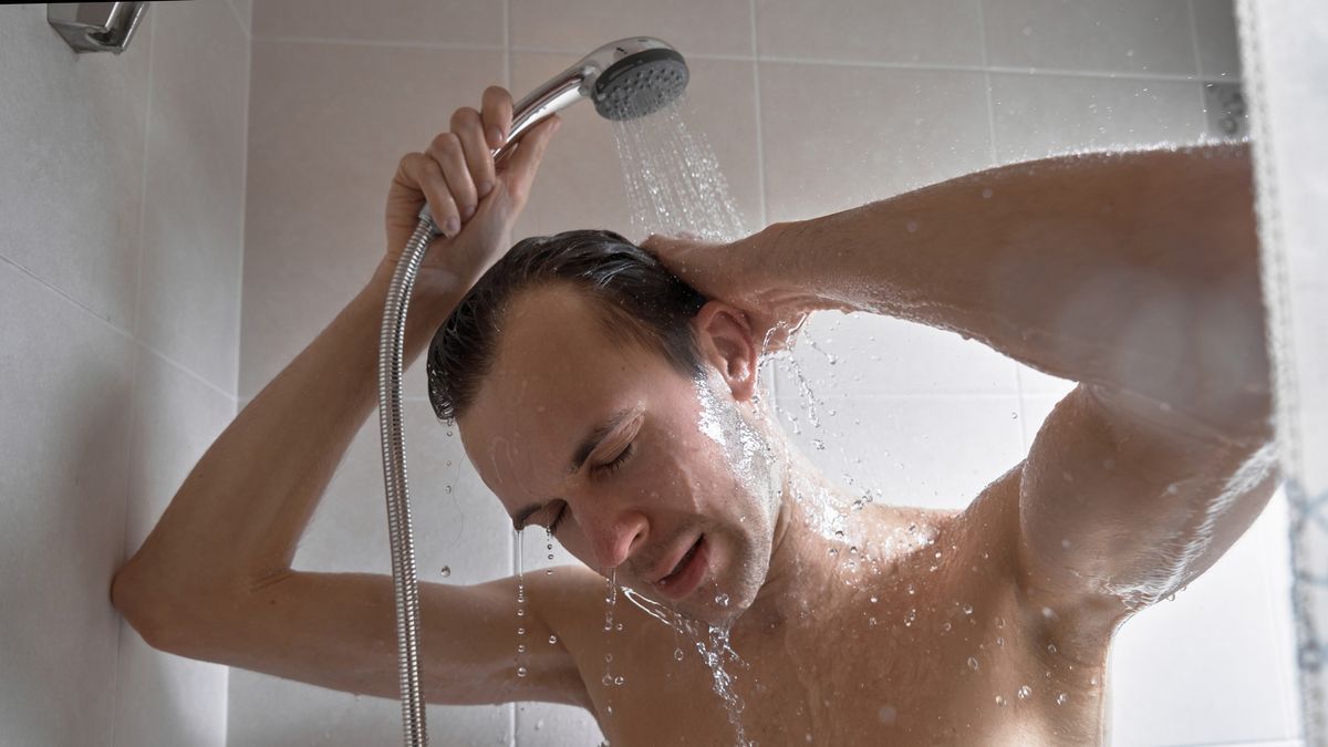 Un hombre se ducha.