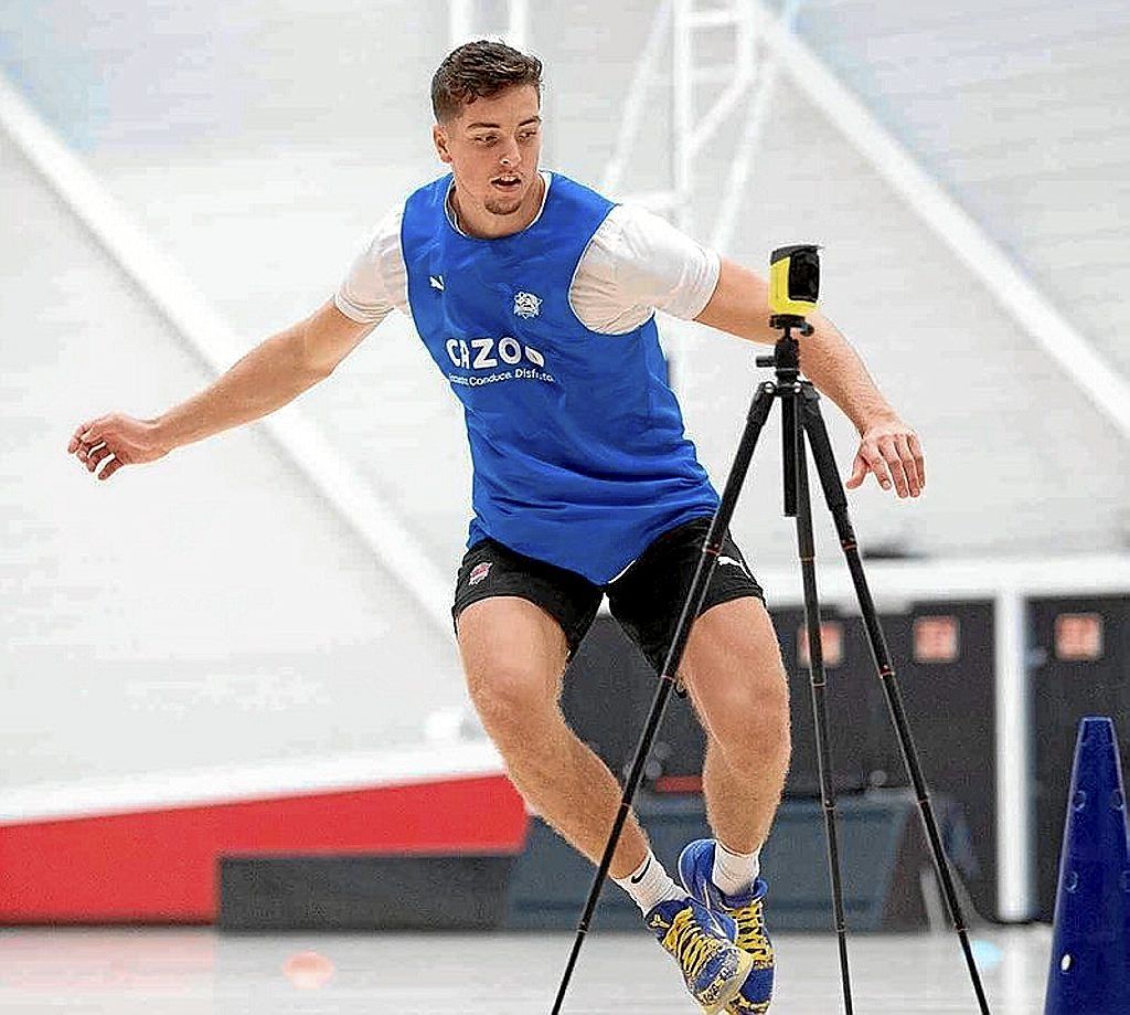 Daulton Hommes realiza un desplazamiento lateral.