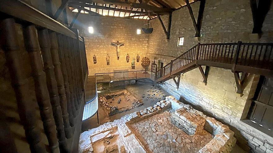 La nueva pasarela permite apreciar de cerca los restos arqueológicos en el interior de la ermita. | FOTO: N.G.