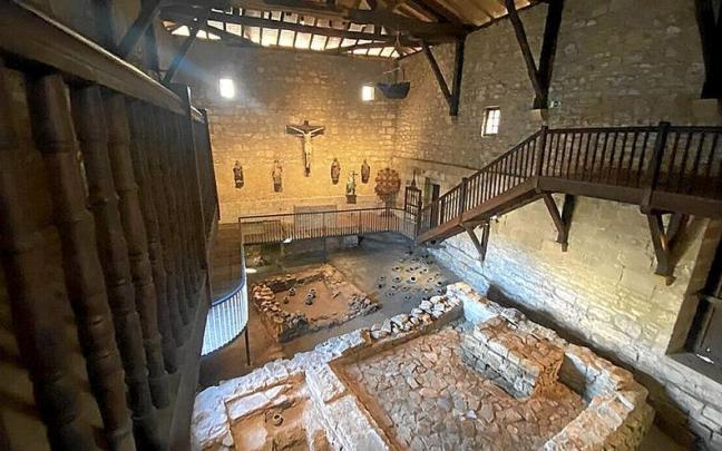 La nueva pasarela permite apreciar de cerca los restos arqueol&oacute;gicos en el interior de la ermita. | FOTO: N.G.