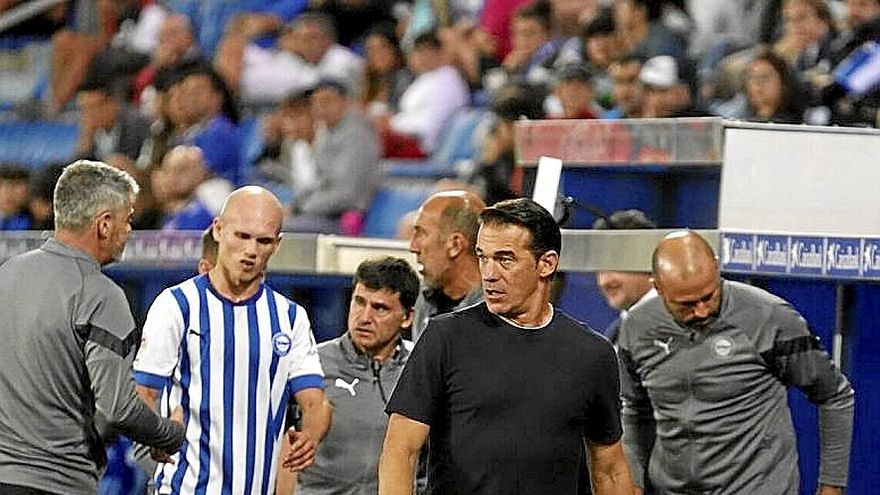 Luis García, al frente, mientras Guridi enfila el banquillo. | FOTO: I.F.