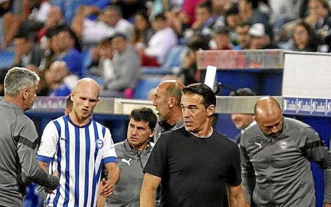 Luis García, al frente, mientras Guridi enfila el banquillo. | FOTO: I.F. Luis García, al frente, mientras Guridi enfila el banquillo. | FOTO: I.F.