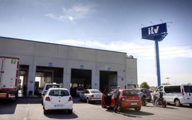 Varios vehículos pasan la inspección técnica de vehículos (ITV). Varios vehículos pasan la inspección técnica de vehículos (ITV).