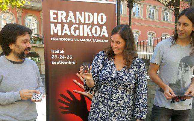 Txoborro, la alcaldesa de Erandio, Aitziber Oliban, y Tor.