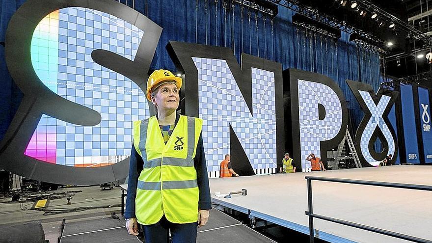 Nicola Sturgeon, líder del SNP, visita el recinto donde se celebra el congreso anual.