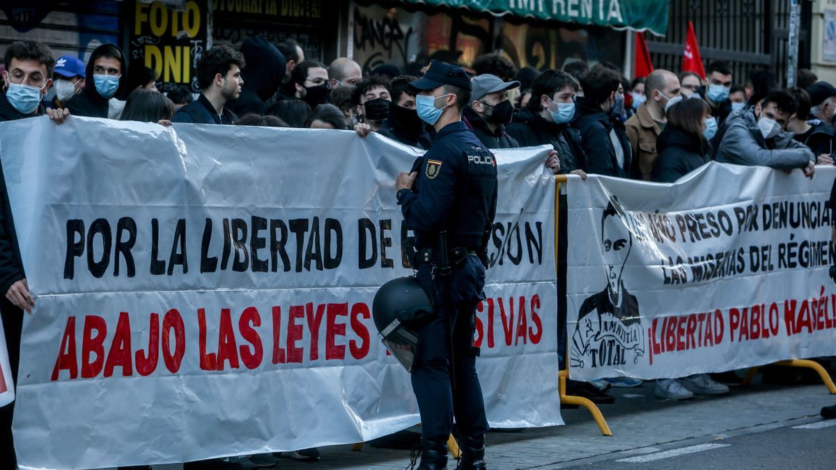 Concentración en apoyo al rapero Pablo Hasél en el aniversario de su encarcelamiento.