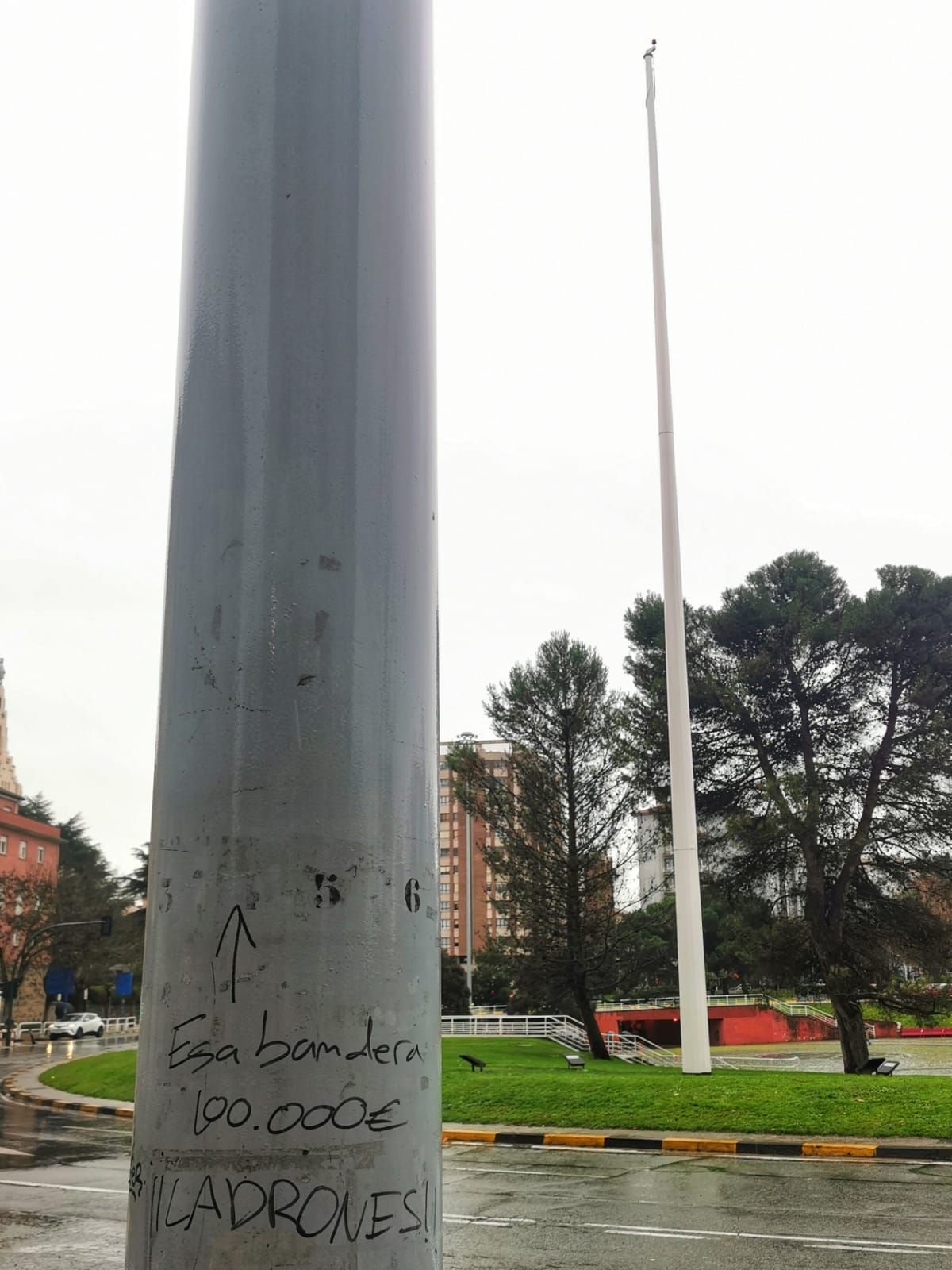 El mástil, al fondo, ya sin la bandera gigante.