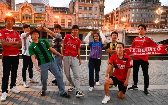 Jugadores y entrenadores que ejercen en clubes vizcainos posan en el exterior del Teatro Arriaga de Bilbao.