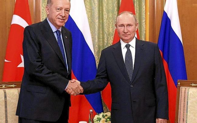 Putin y Erdogan durante su reunión de ayer en Sochi. | FOTO: E.P. Putin y Erdogan durante su reunión de ayer en Sochi. | FOTO: E.P.