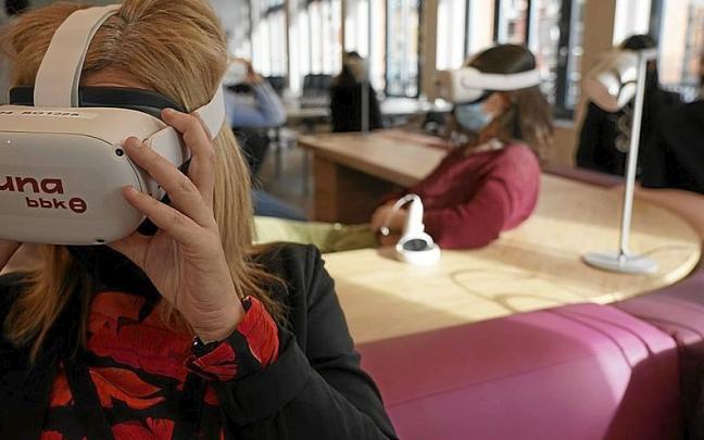 Una mujer con gafas de realidad virtual en el interior de BBK Kuna. Una mujer con gafas de realidad virtual en el interior de BBK Kuna.