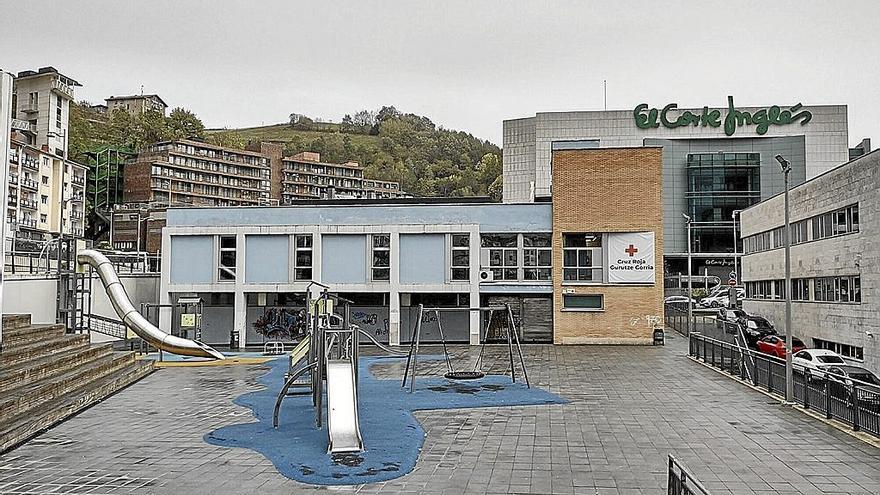 Vista del edificio del antiguo ambulatorio, que acogerá un hogar para personas jubiladas en la planta baja.