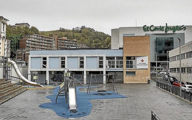 Vista del edificio del antiguo ambulatorio, que acogerá un hogar para personas jubiladas en la planta baja.