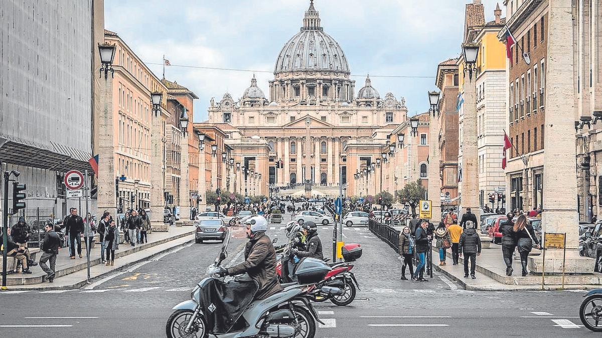 El Vaticano, al fondo, se erige de forma colosal.