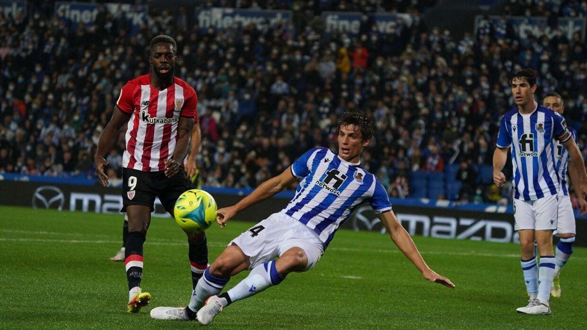 Robin Le Normand disputa un balón ante Iñaki Williams y ante la mirada de Aritz Elustondo durante el último derbi celebrado en Anoeta