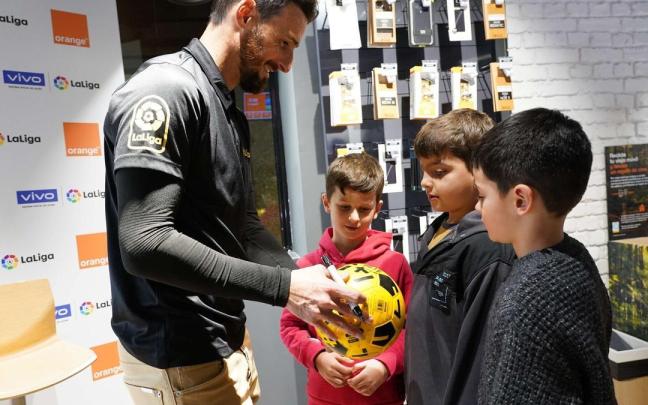Aritz Aduriz firma autógrafos en la tienda de Orange ubicada en la calle Iparraguirre. Aritz Aduriz firma autógrafos en la tienda de Orange ubicada en la calle Iparraguirre.
