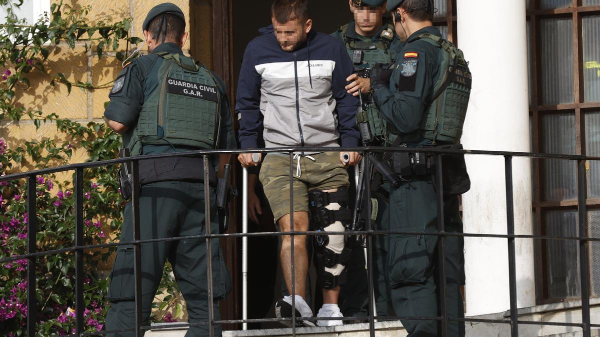 Momento en el que detienen a uno de los implicados.