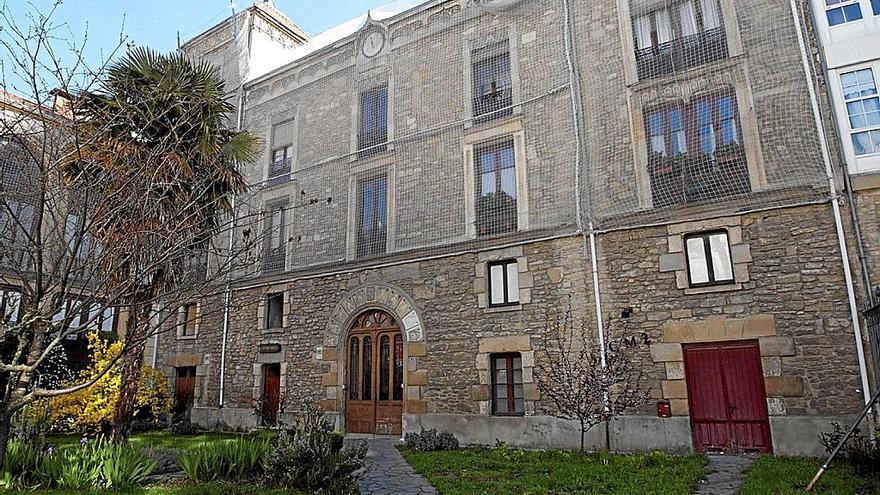 La fachada del palacio de la calle Herrería está protegida por una red desde hace años.