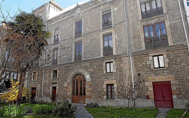 La fachada del palacio de la calle Herrería está protegida por una red desde hace años.