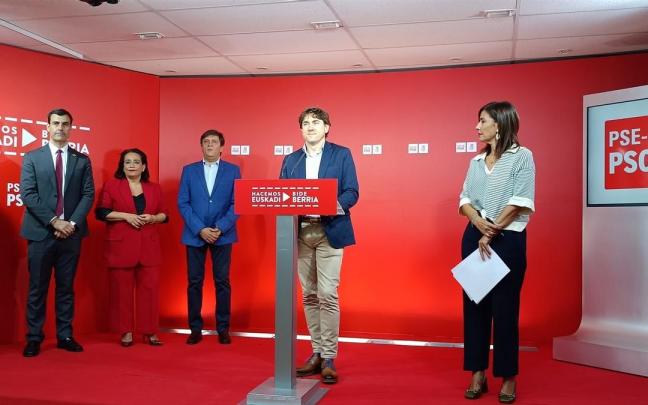 Intervenci&oacute;n de Eneko Andueza durante la rueda de prensa.