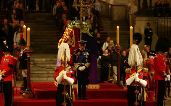 Carlos III, ante el féretro de su madre en la vigilia. Carlos III, ante el féretro de su madre en la vigilia.
