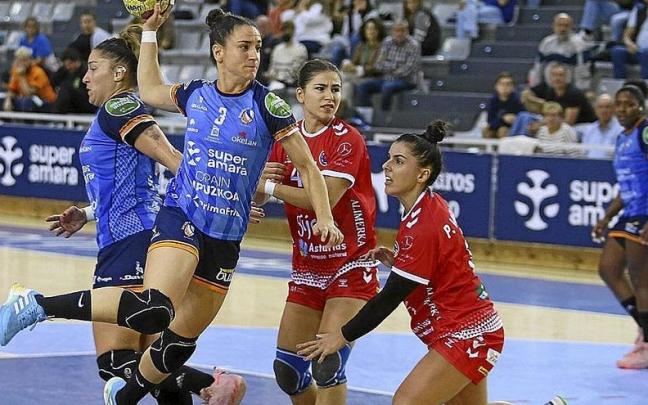 Arrojeria intenta un lanzamiento a puerta, en el partido que tuvo lugar ayer en el Gasca. | FOTO: GORKA ESTRADA