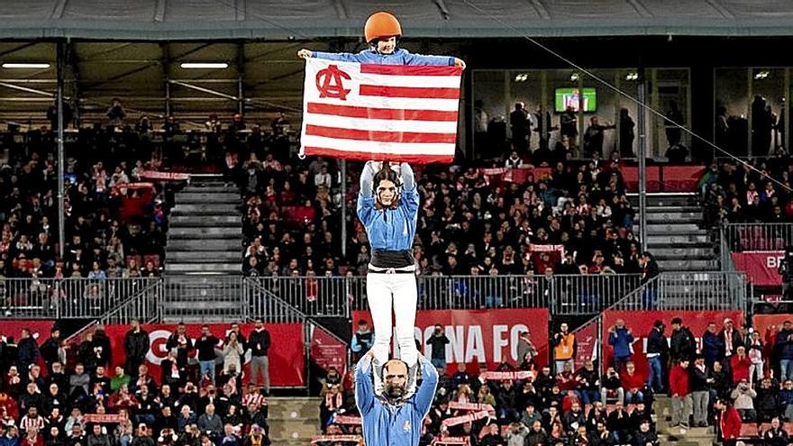 Un casteller con la bandera del Athletic en lo alto. | FOTO: ATHLETIC CLUB