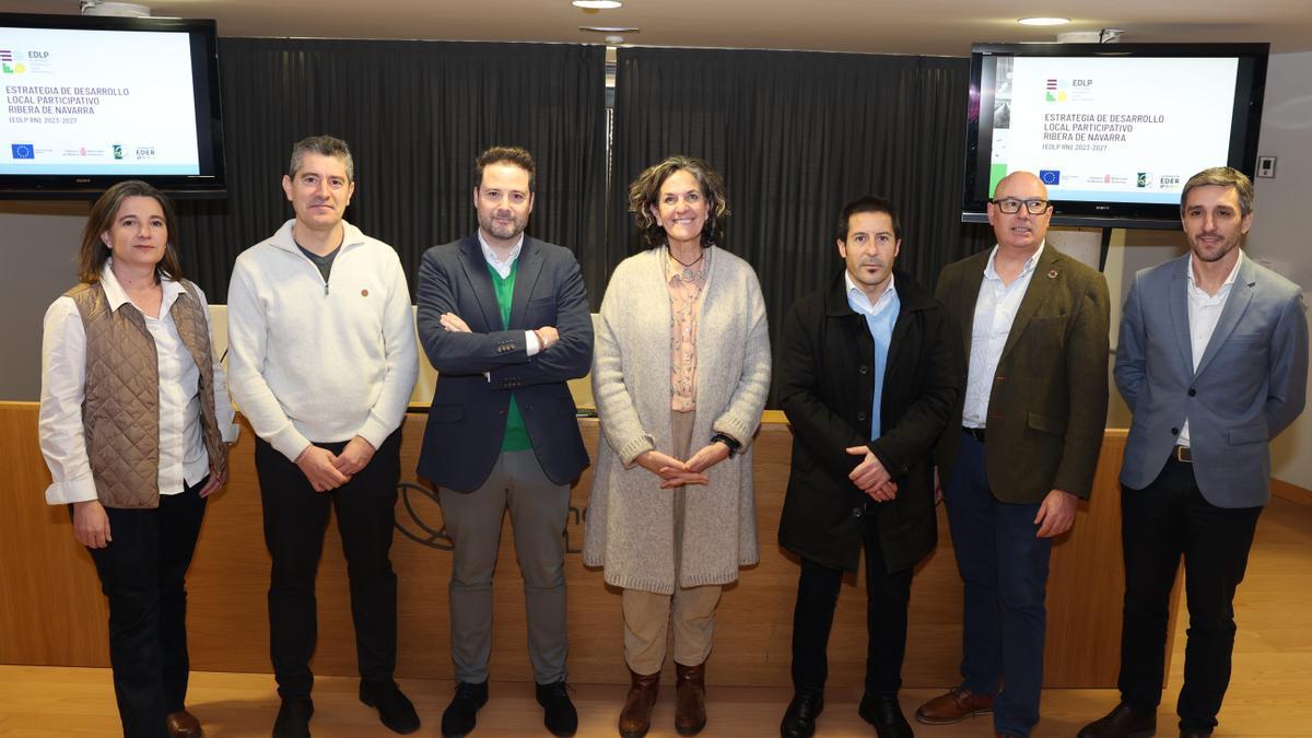 En el centro, la consejera Gómez. A su derecha, el presidente del Consorcio EDER y alcalde de Tudela, Alejandro Roquero, y, a su izquierda, el presidente de la FNMC, Juan Carlos Castillo.