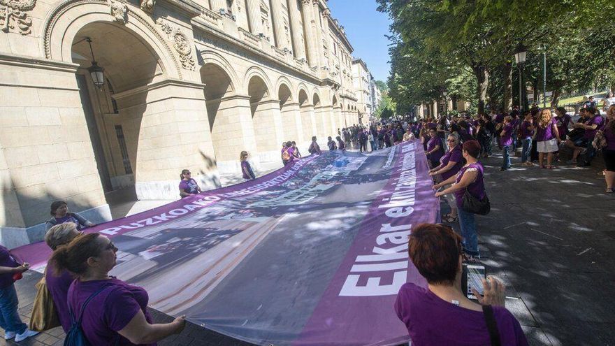 Protesta de trabajadoras de las residencias de ancianos de Gipuzkoa.