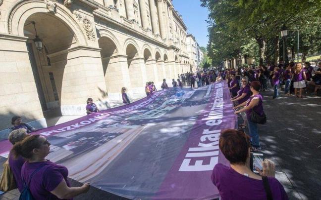 Protesta de trabajadoras de las residencias de ancianos de Gipuzkoa.