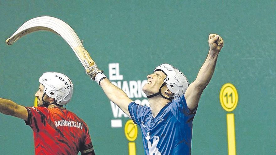 Javier Urriza celebra con los brazos en alto el triunfo en la final contra Barrenetxea IV.