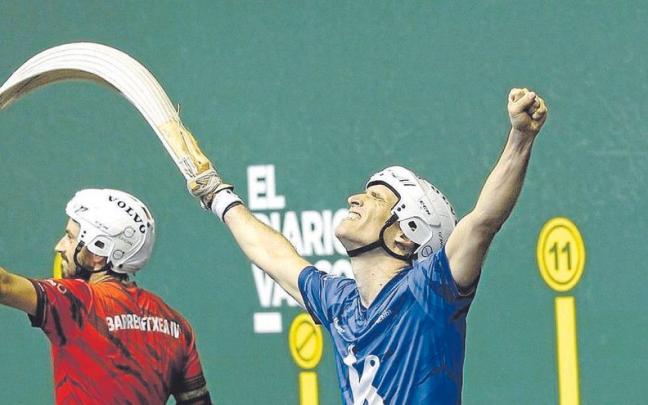 Javier Urriza celebra con los brazos en alto el triunfo en la final contra Barrenetxea IV. Javier Urriza celebra con los brazos en alto el triunfo en la final contra Barrenetxea IV.