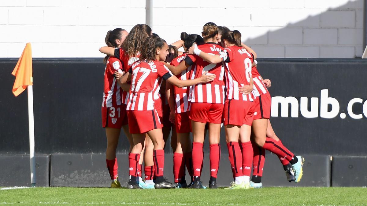 Las jugadoras del Athletic se abrazan para celebrar uno de los dos goles anotados en Valencia.