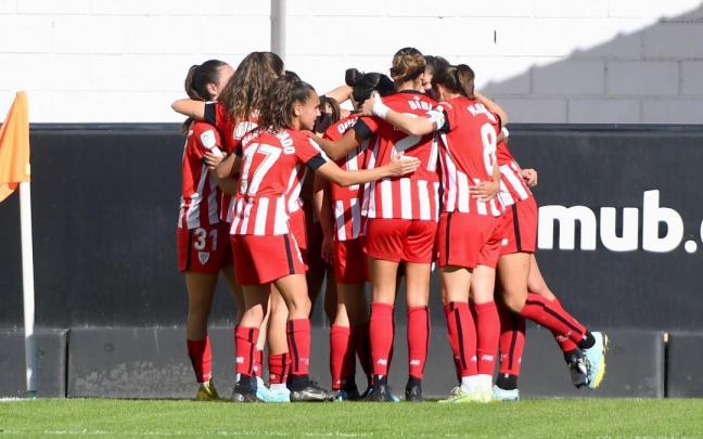 Las jugadoras del Athletic se abrazan para celebrar uno de los dos goles anotados en Valencia.