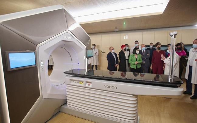 Visita de las autoridades y de los profesionales del HUN al nuevo acelerador lineal.