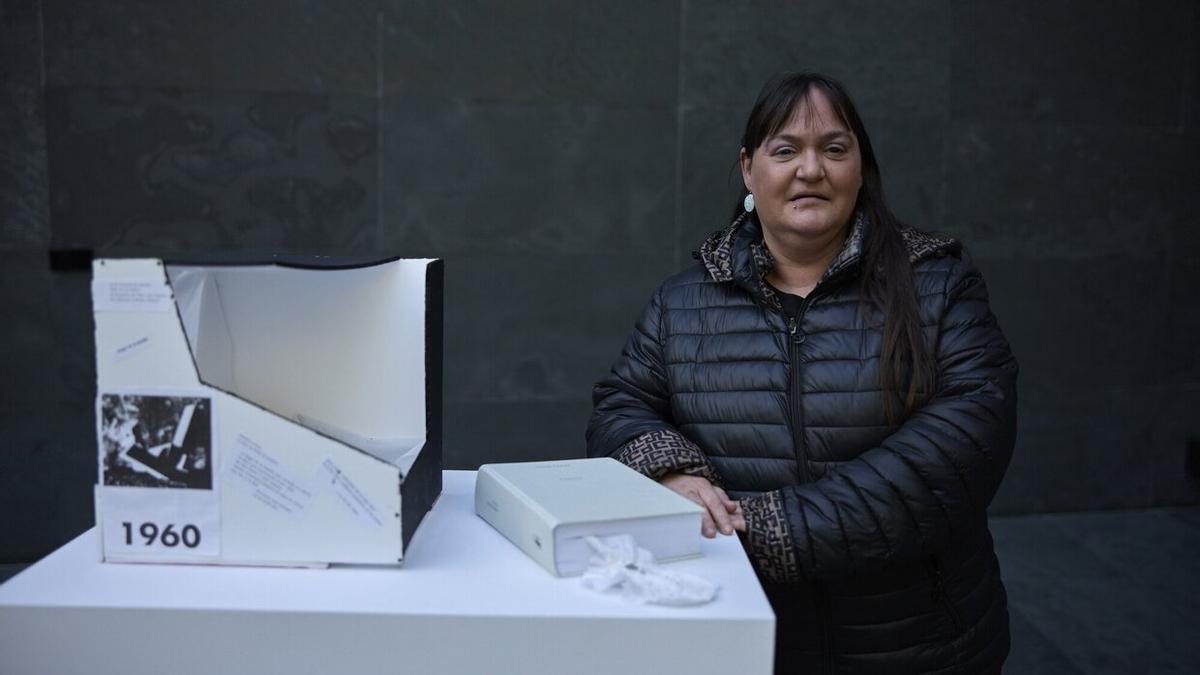 La paciente Anabel López junto a su obra.