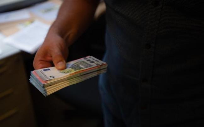 Fajo de billetes falsos.