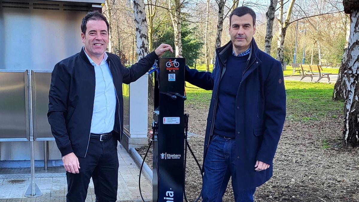 El alcalde Oliva y el diputado de Transportes, Gomez Viar.