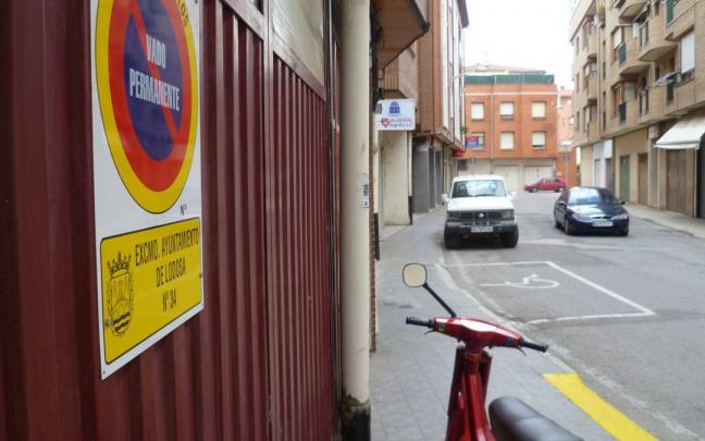 Acceso a un garaje se&ntilde;alizado con una placa de vado permanente.