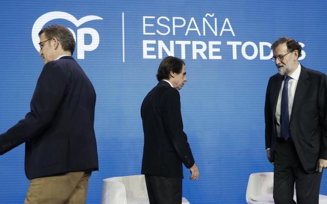 Feijóo, Aznar y Rajoy buscando su sitio en el acto. Feijóo, Aznar y Rajoy buscando su sitio en el acto.