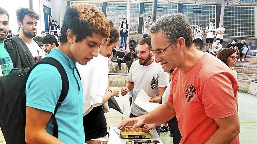 Los jóvenes trabajaron en equipo para superar el reto.