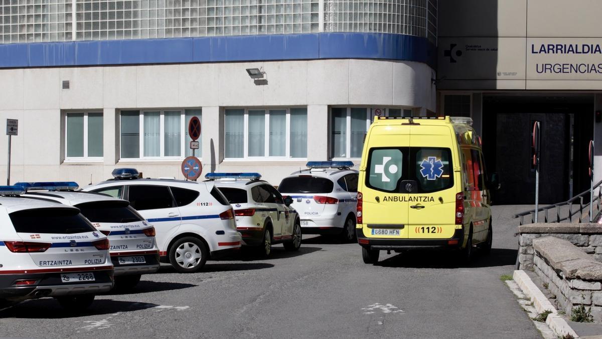Una ambulancia entrando por la puerta de Urgencias del Hospital Santiago