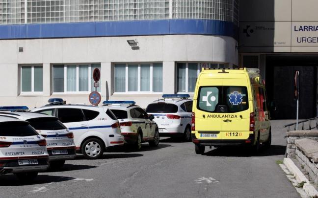 Una ambulancia entrando por la puerta de Urgencias del Hospital Santiago