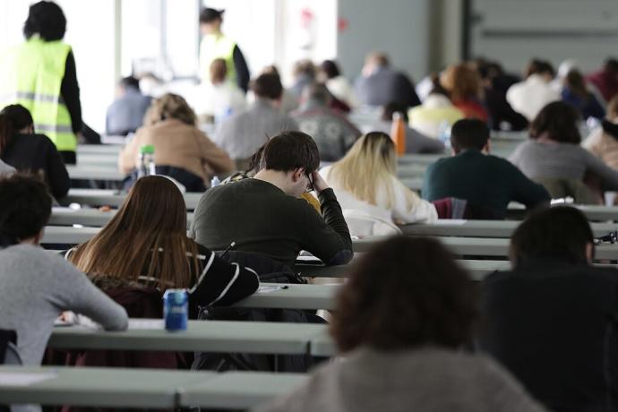 Aspirantes a las plazas de personal técnico contra el fraude fiscal de la Oferta de Empleo Público (OPE) de la Diputación Foral de Gipuzkoa, realizando un examen en Ficoba