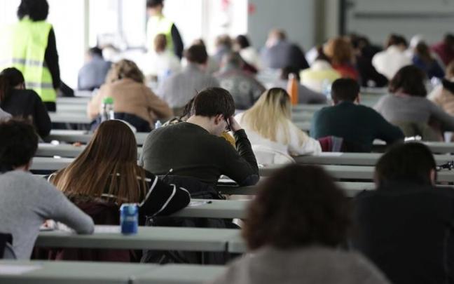 Aspirantes a las plazas de personal técnico contra el fraude fiscal de la Oferta de Empleo Público (OPE) de la Diputación Foral de Gipuzkoa, realizando un examen en Ficoba Aspirantes a las plazas de personal técnico contra el fraude fiscal de la Oferta de Empleo Público (OPE) de la Diputación Foral de Gipuzkoa, realizando un examen en Ficoba