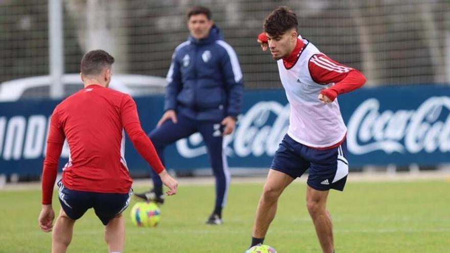 Ez Abde y Moi Gómez, en el entrenamiento de este lunes en Tajonar.