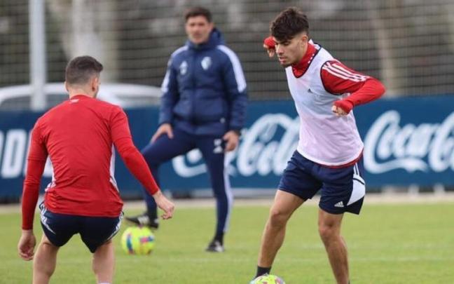 Ez Abde y Moi Gómez, en el entrenamiento de este lunes en Tajonar. Ez Abde y Moi Gómez, en el entrenamiento de este lunes en Tajonar.