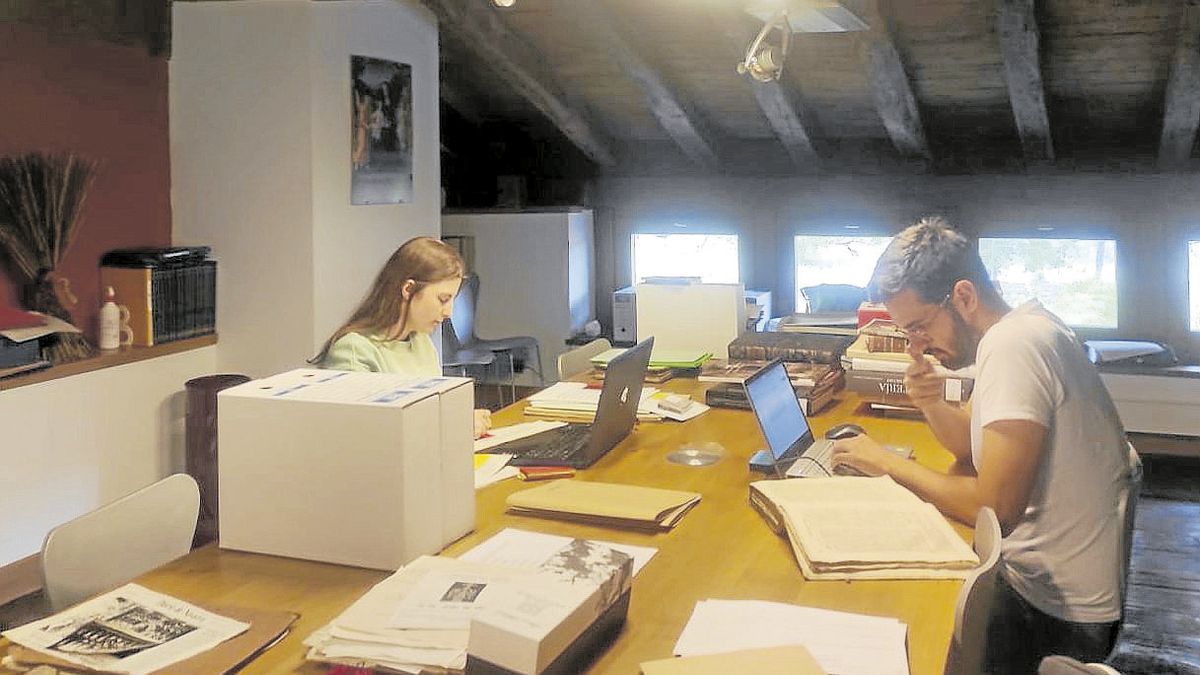 Anne y Javier trabajan clasificando y archivando en la Cofradía de San Miguel.