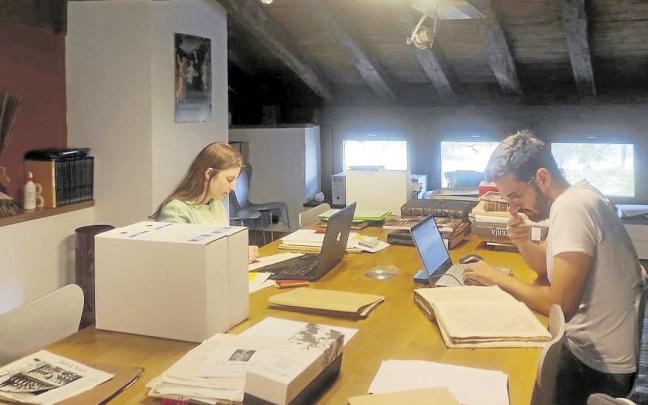 Anne y Javier trabajan clasificando y archivando en la Cofradía de San Miguel.