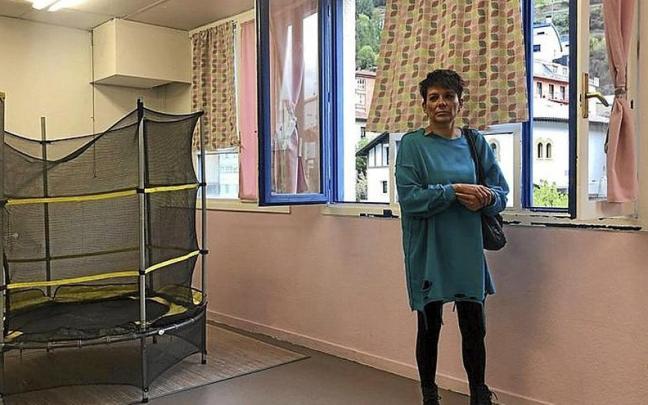 La edil Patricia Borinaga en la renovada ludoteca. | FOTO: N.G.